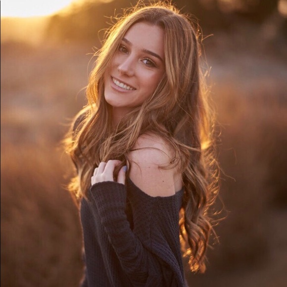 Profile Picture of India Glazer (@india_glazer) on Poshmark