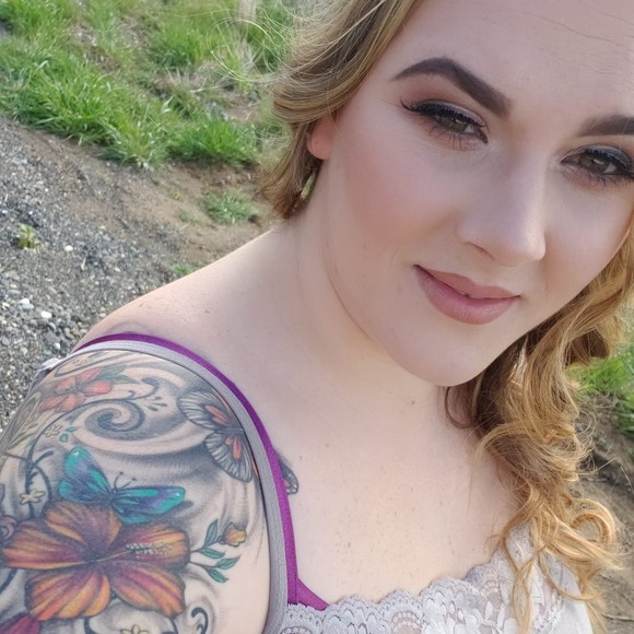 Profile Picture of Nina Espeland (@ninaespeland) on Poshmark