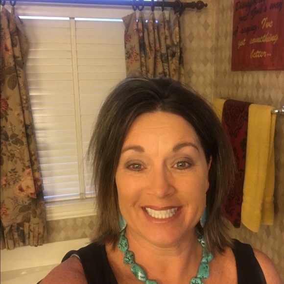 Profile Picture of Lisa Folmar (@lisafolmar) on Poshmark