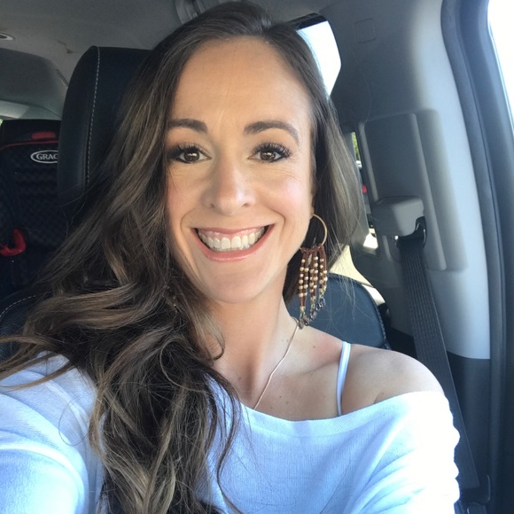 Profile Picture of Jolie Cologgi (@watercolorjmc) on Poshmark