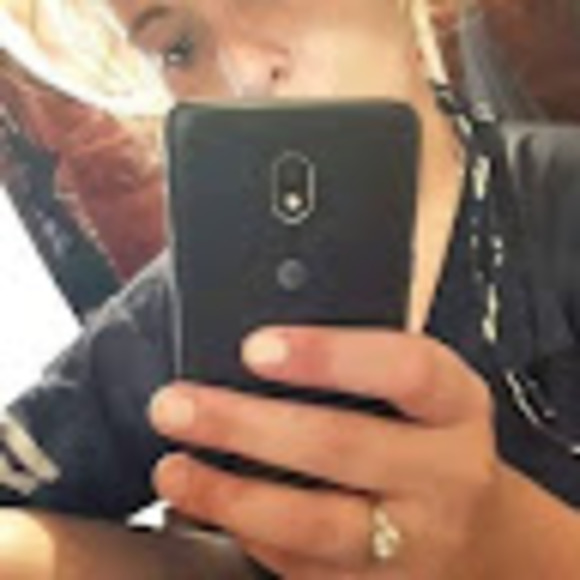 Profile Picture of Meika Nicolle (@meikanicolle2k2) on Poshmark