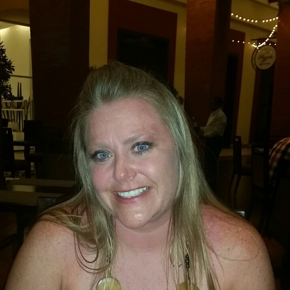 Profile Picture of Dena Oesterwind (@dmd08) on Poshmark