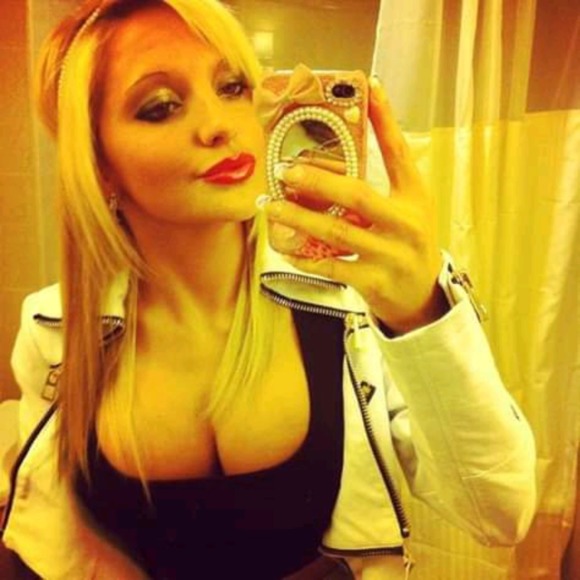 Profile Picture of Vanessa Colvett (@vanessaevestyle) on Poshmark