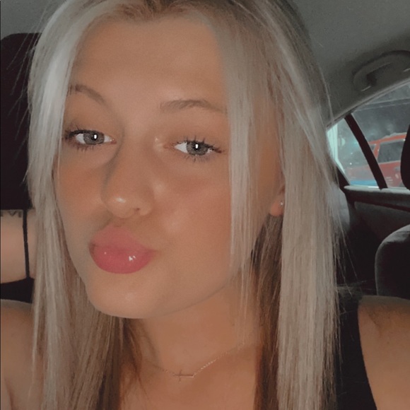 Profile Picture of Sam Hazenfield (@sxxaaxxm) on Poshmark