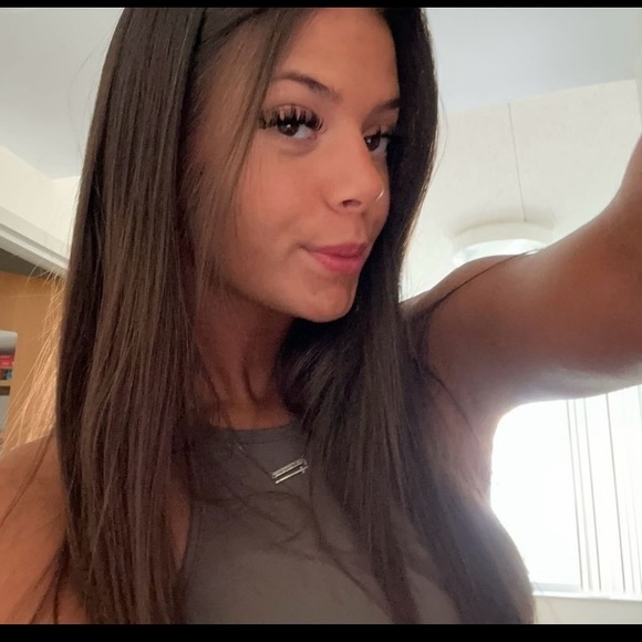 Profile Picture of Kerine Shaulis (@kerine02) on Poshmark