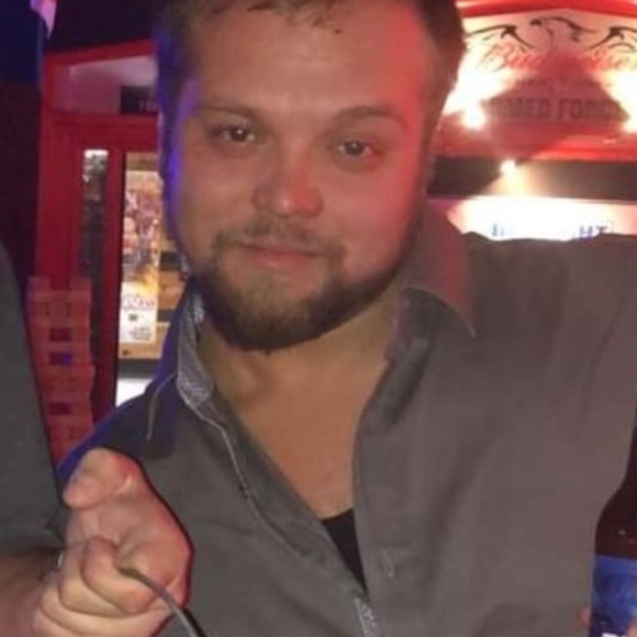 Profile Picture of Nathan Sharpes (@nathansharpes) on Poshmark