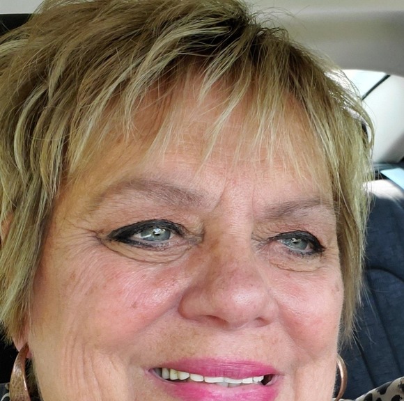 Profile Picture of Lisa Capshaw (@7654378622) on Poshmark