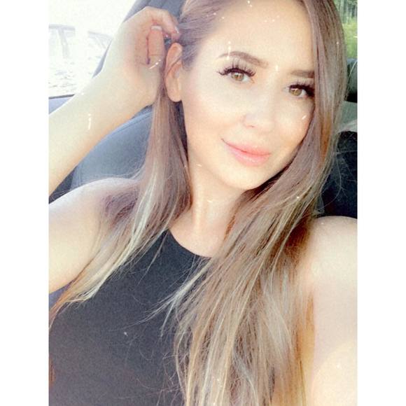Profile Picture of Demi Schafer (@demischafer) on Poshmark