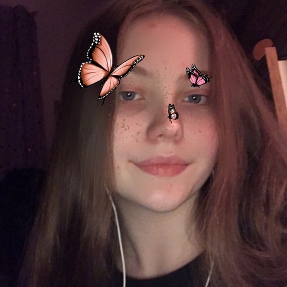 Profile Picture of Hanna Weigel (@hannoir) on Poshmark