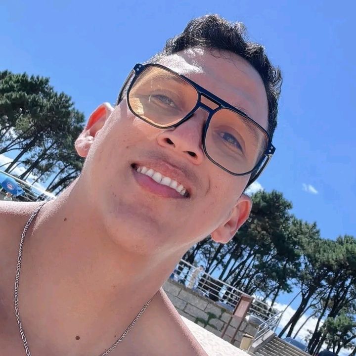 Profile Picture of ROBERT (@robertaragortron) on Tiktok