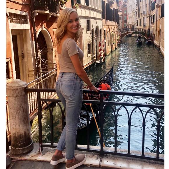 Profile Picture of Angela Holcomb (@angelarholcomb) on Poshmark