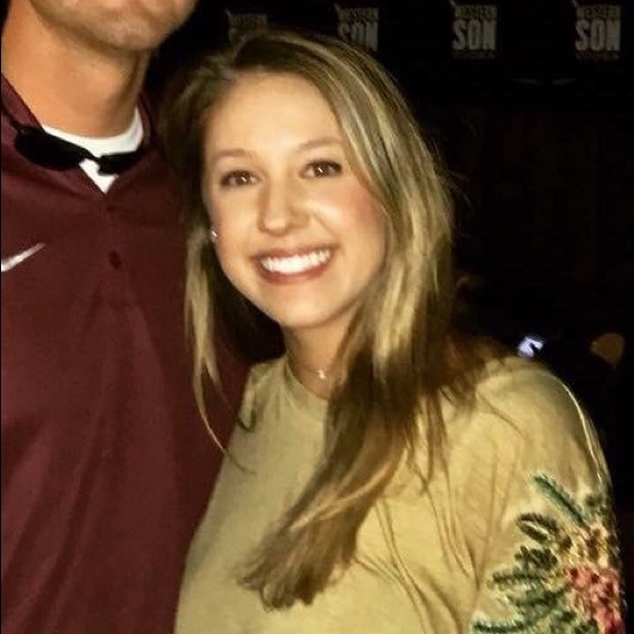 Profile Picture of Ellie Forgason (@eaforgason) on Poshmark