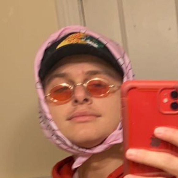 Profile Picture of Leighton Holbritter (@lholbritter) on Poshmark