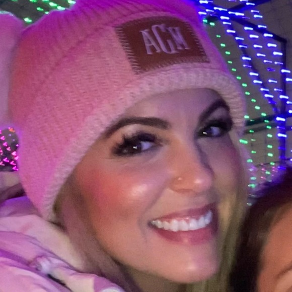 Profile Picture of Amanda Custer (@amandacuster) on Poshmark