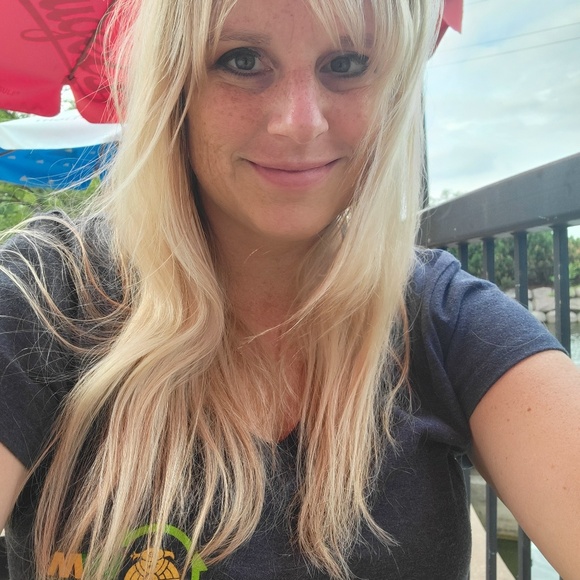 Profile Picture of Trisha Curry (@tmvcurry) on Poshmark