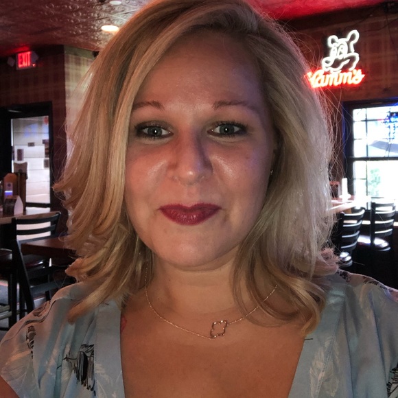 Profile Picture of Julia Browning (@julia_browning) on Poshmark
