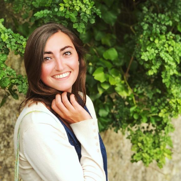 Profile Picture of Chloe Schwartz (@chloeeschwartz) on Poshmark