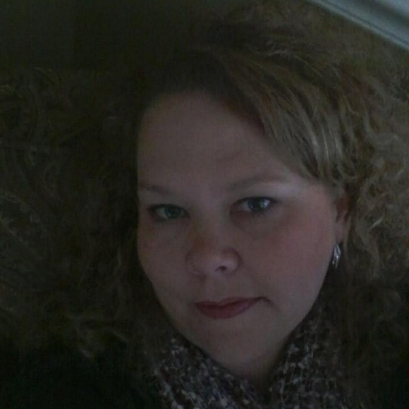 Profile Picture of Maggie Bensinger (@maggiebensinger) on Poshmark