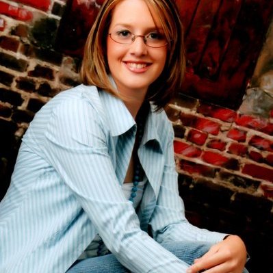 Profile Picture of Laura Markert (@BooklovrLaura) on Twitter