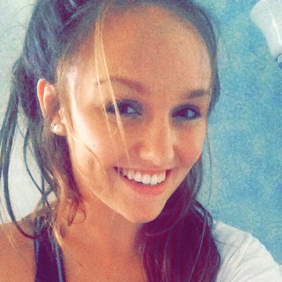 Profile Picture of Laiken Golson (@laikenelizabeth) on Poshmark