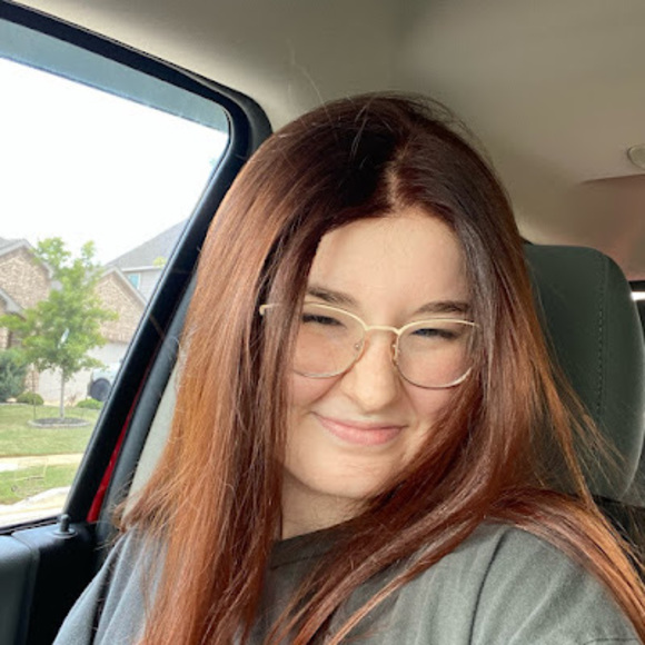 Profile Picture of Hailey Sison (@hailey32503) on Poshmark