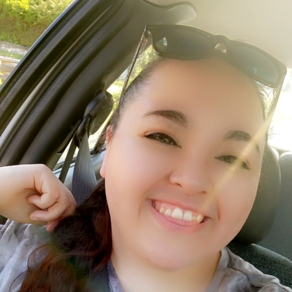 Profile Picture of Lauranna Karlsen (@laurannakarlsen) on Poshmark