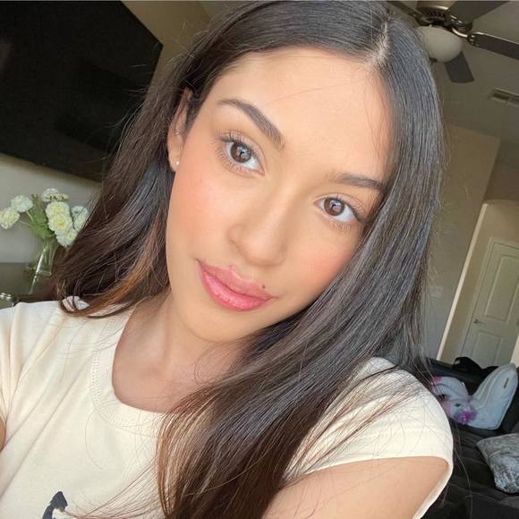 Profile Picture of Amanda Fuentes (@amandafuentes92) on Poshmark