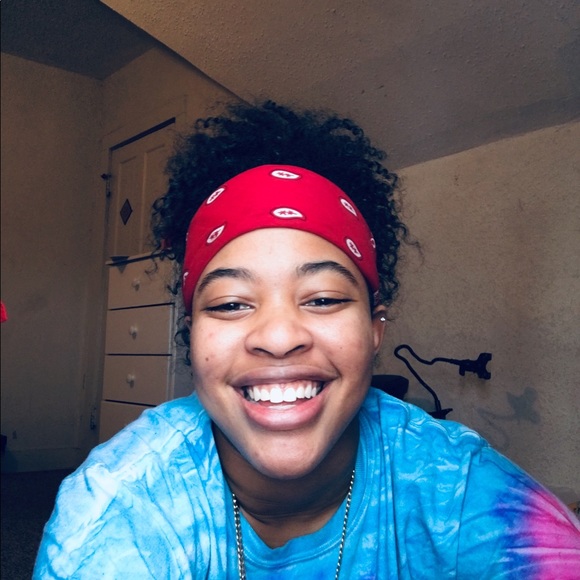 Profile Picture of Raynetta Gary (@smilesallday17) on Poshmark