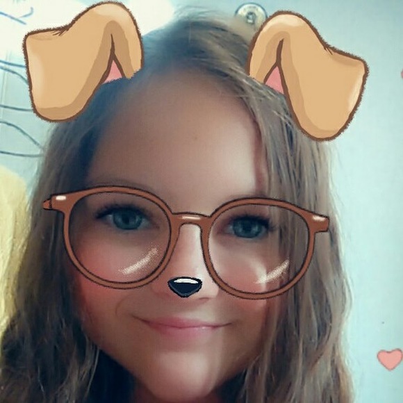 Profile Picture of Amber Schilling (@amber_schilling) on Poshmark