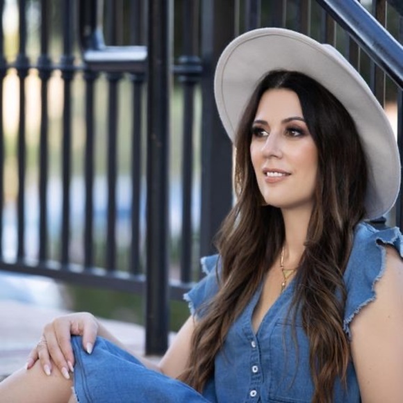 Profile Picture of Alexis Vayda (@alexisvayda) on Poshmark