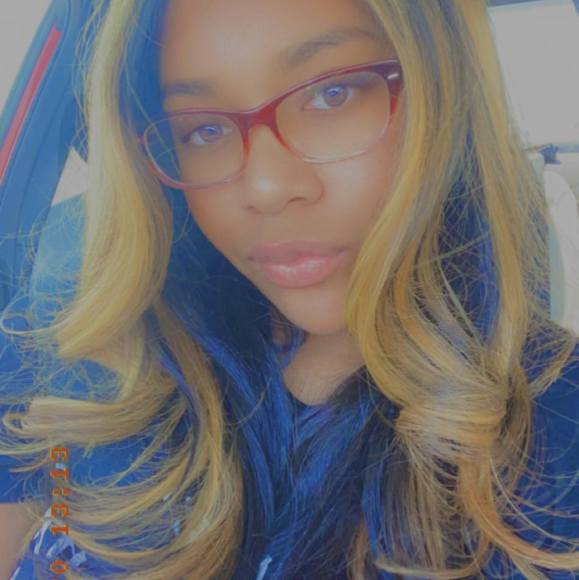 Profile Picture of Simone Monique (@monique21800) on Poshmark