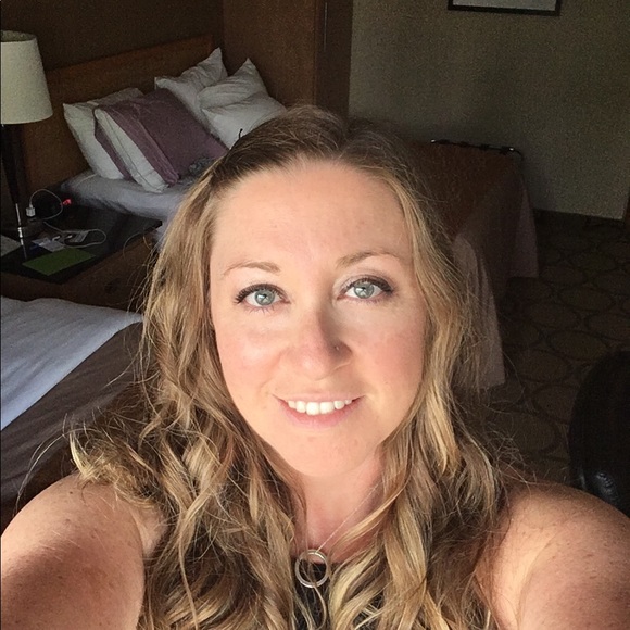 Profile Picture of Erin Meyer (@erinmeyer1979) on Poshmark