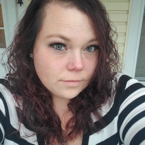 Profile Picture of Amanda Cronk (@acronk16) on Poshmark