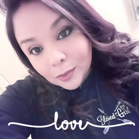 Profile Picture of April Baldonado (@april_lynn33) on Poshmark