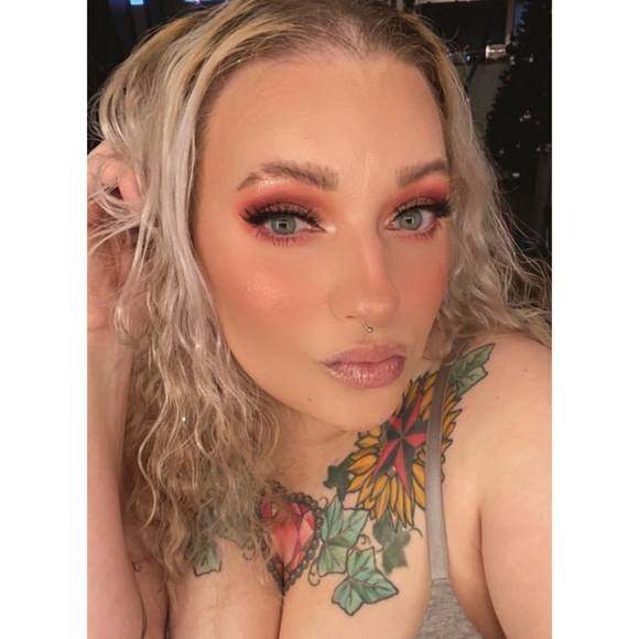 Profile Picture of Laura Hopta (@lkhopta) on Poshmark