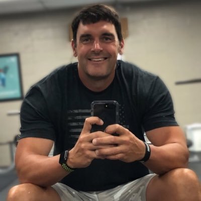 Profile Picture of Todd (@Seven_Foot_Guy) on Twitter