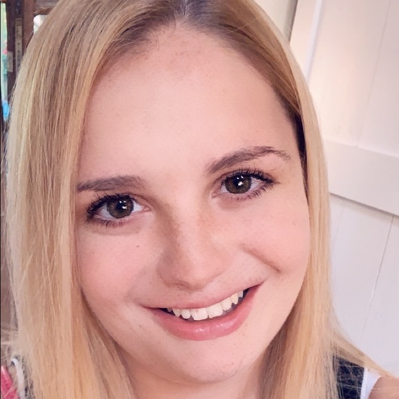 Michaela Fite - Poshmark Profile Picture of Michaela Fite (@michaela_fite) on Poshmark