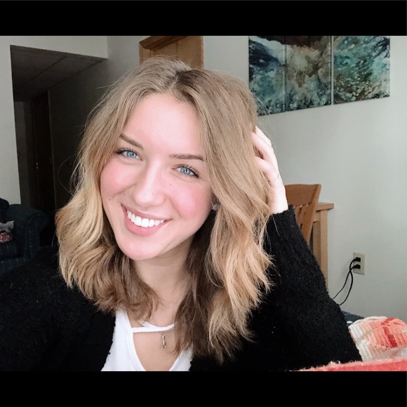 Profile Picture of Emily Pinnow (@empinn) on Poshmark