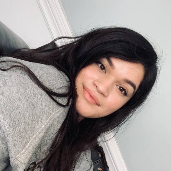 Profile Picture of Danielle Felix (@daniellefeli810) on Poshmark