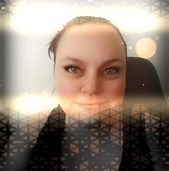 Profile Picture of Apral Symonds (@apralstout) on Poshmark