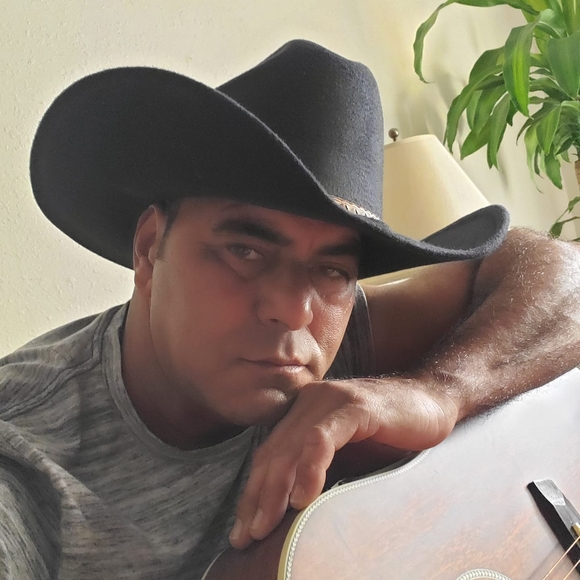 Profile Picture of Fernandes Fernandes (@fernandesf) on Poshmark