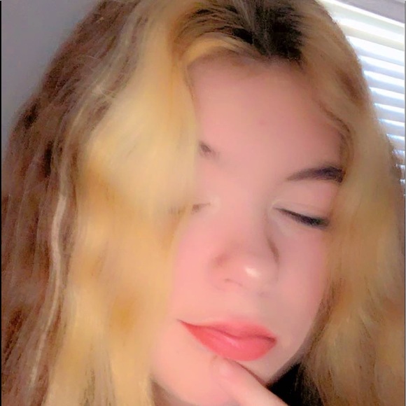 Profile Picture of Halle Sharpe (@dillyxhalle) on Poshmark