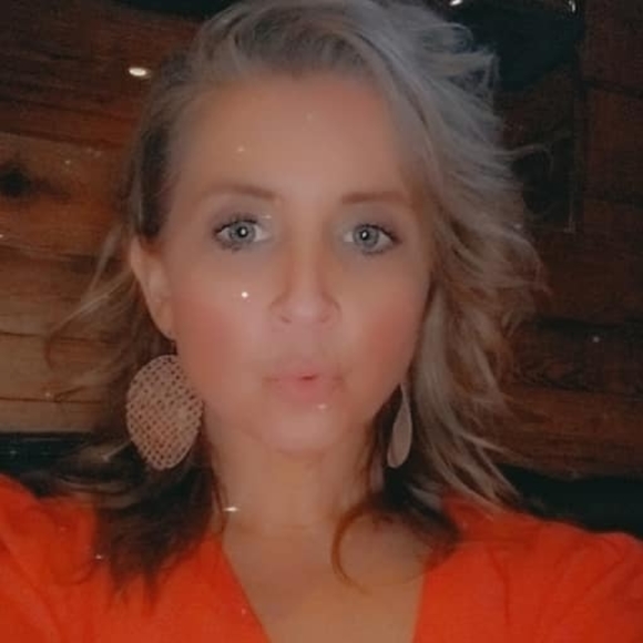 Profile Picture of Lisa Grindall (@lisag1215) on Poshmark