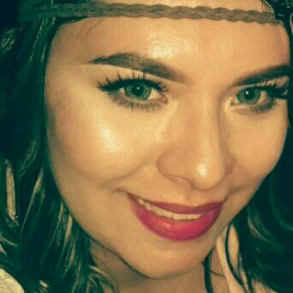 Profile Picture of Annalisa Grudle (@malanna24) on Poshmark