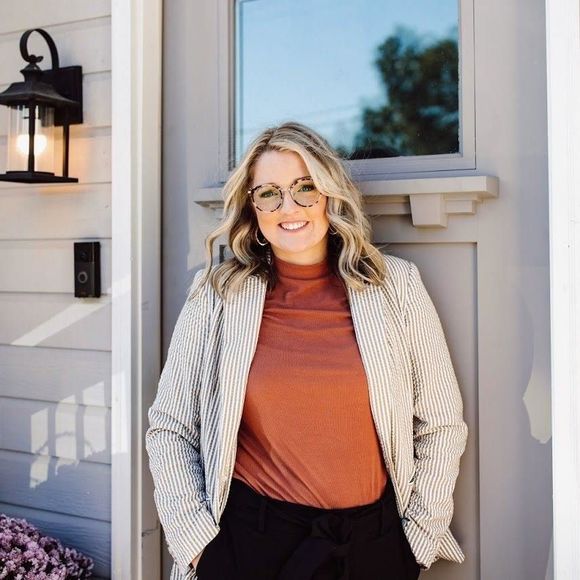 Profile Picture of Lindsay Mehaffy (@lindsaymehaffy) on Poshmark