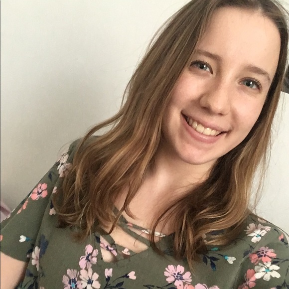 Profile Picture of Mallory Reburn (@malloryreb22) on Poshmark