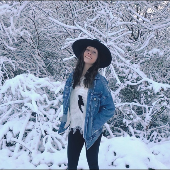 Profile Picture of Taylor Selby (@tay_selby) on Poshmark