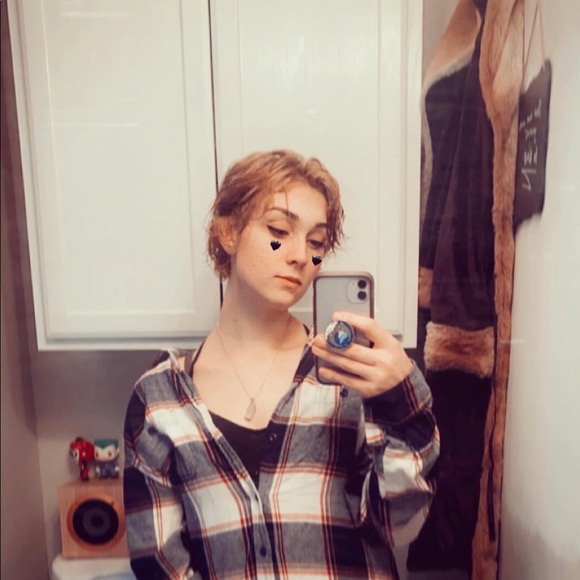 Profile Picture of Gabbie Wight (@gabbiewight) on Poshmark