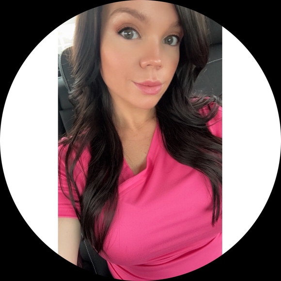 Profile Picture of Samantha Mueller (@peanutm232) on Poshmark