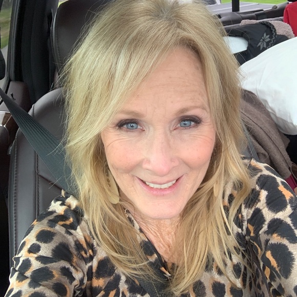 Profile Picture of Sherri Backus (@freetobesue) on Poshmark